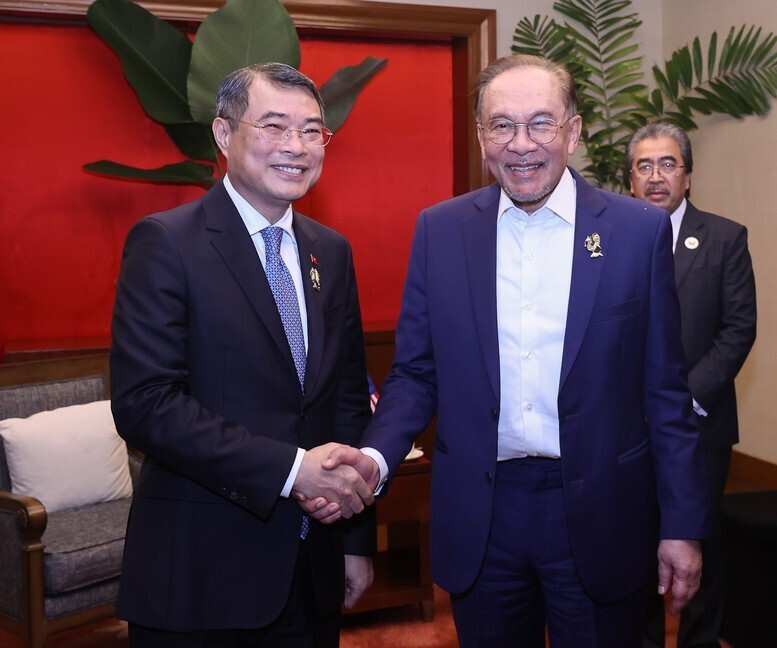 Thủ tướng Chính phủ Lê Minh Hưng gặp gỡ Thủ tướng Malaysia Anwar Ibrahim - Ảnh: VGP/Nhật Bắc
