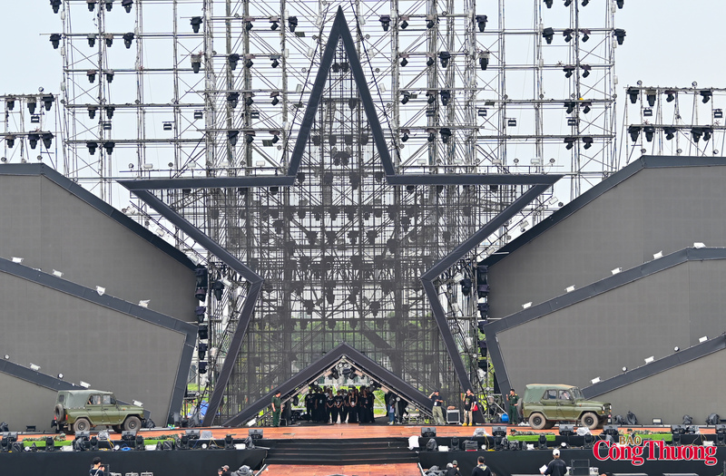 Không chỉ là một sự kiện âm nhạc quy mô lớn dành cho giới trẻ, Sao Nhập Ngũ Concert 2026 còn gây chú ý khi mang tới hàng loạt màn trình diễn khí tài quân sự hiện đại và các tiết mục biểu diễn đậm chất quân đội tại khu vực đường đua F1 Mỹ Đình, Hà Nội.