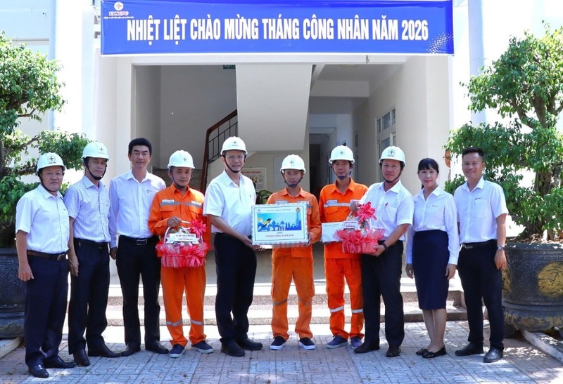 Ông Nguyễn Hữu Khánh, Phó Chủ tịch Công đoàn EVNCPC (áo trắng đứng giữa) thăm hỏi Người lao động tại KHPC. Ảnh: Huy Tôn