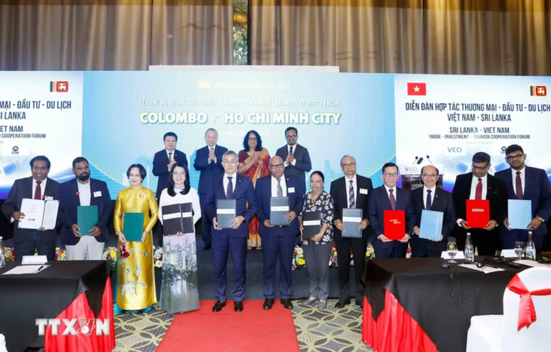 Tổng Bí thư, Chủ tịch nước Tô Lâm, Thủ tướng Sri Lanka Harini Amarasuriya chứng kiến lễ trao các văn kiện hợp tác giữa 2 nước. (Ảnh: Thống Nhất/TTXVN)