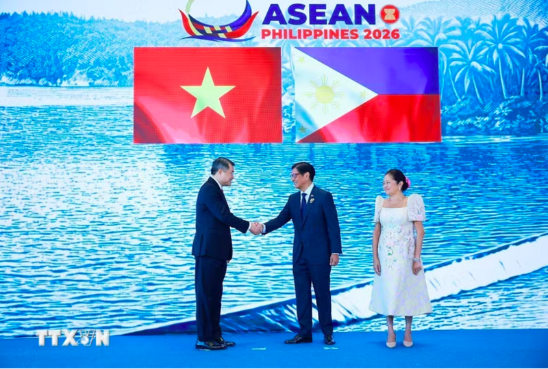 Tổng thống Philippines Ferdinand Romualdez Marcos Jr., Chủ tịch ASEAN năm 2026 đón Thủ tướng Lê Minh Hưng dự Hội nghị Cấp cao ASEAN lần thứ 48. (Ảnh: Dương Giang/TTXVN)