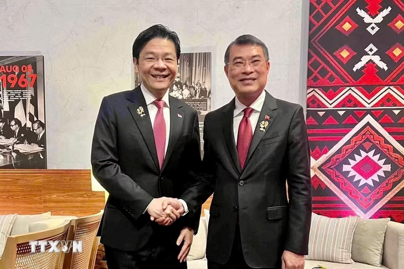 Thủ tướng Lê Minh Hưng gặp Thủ tướng Singapore Lawrence Wong. (Ảnh: Dương Giang/TTXVN)