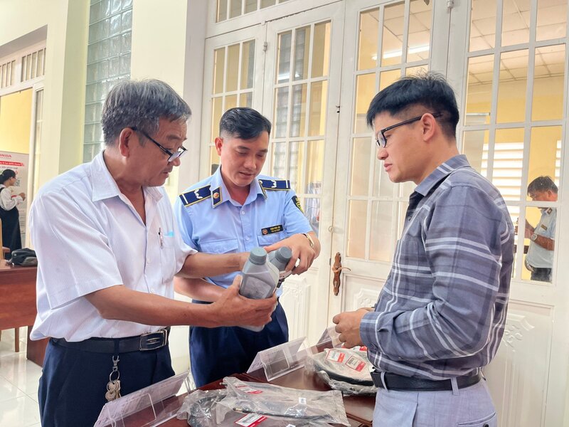 Ông Bùi Văn Định (phải ảnh) chia sẻ về các hành vi vi phạm sở hữu trí tuệ đối với sản phẩm của Honda Việt Nam. Ảnh: Tuyên Bùi