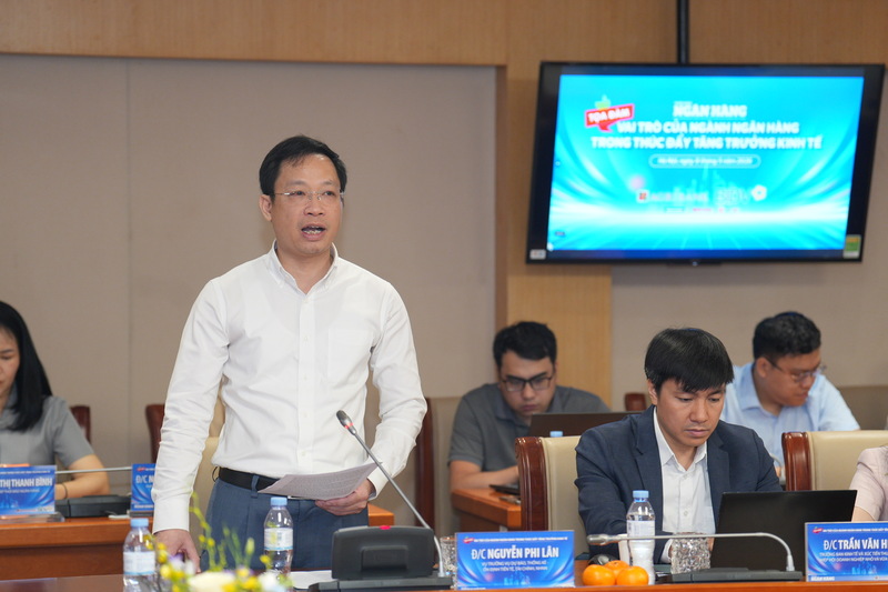 Ông Nguyễn Phi Lân, Vụ trưởng Vụ Dự báo, thống kê - Ổn định tiền tệ, tài chính phát biểu. Ảnh: Hoàng Giáp