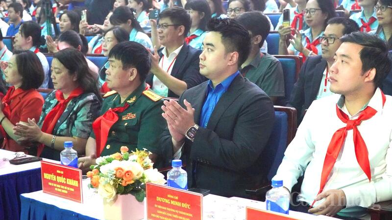 Đồng chí Nguyễn Quốc Khánh (áo vest đen), Phó Bí thư Đoàn Thanh niên Bộ Công Thương tham dự chương trình. Ảnh: Minh Trang