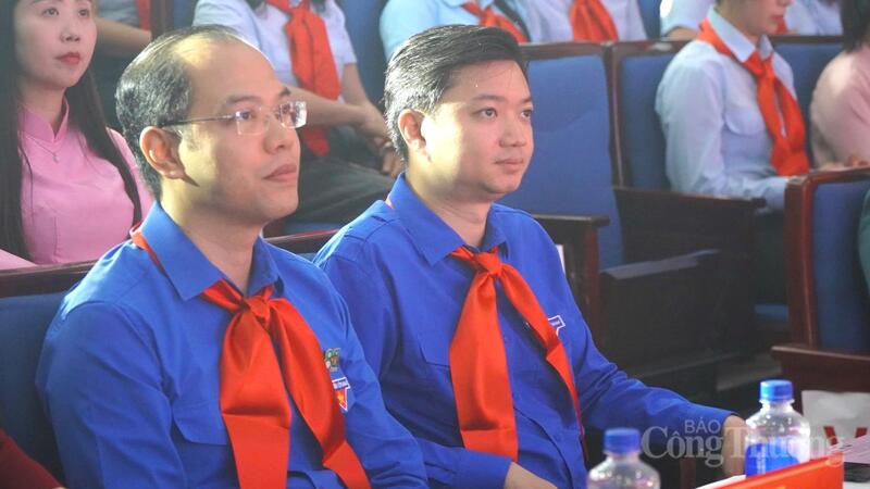 Đồng chí Nguyễn Minh Triết (bên phải ảnh), Ủy viên dự khuyết Ban Chấp hành Trung ương Đảng, Bí thư Thường trực Ban Chấp hành Trung ương Đoàn, Chủ tịch Trung ương Hội Sinh viên Việt Nam dự chương trình. Ảnh: Minh Trang