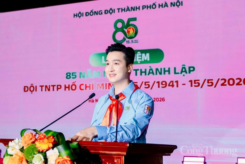 Đồng chí Đào Đức Việt, Phó Bí thư Thành đoàn, Chủ nhiệm Uỷ ban Kiểm tra, Chủ tịch Hội đồng Đội Thành phố Hà Nội trình bày diễn văn kỷ niệm tại chương trình.
