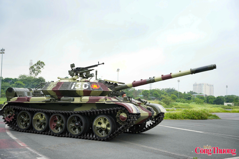 Xe tăng T-54B được mệnh danh là "pháo đài" thép, được Việt Nam cải tiến, hiện đại hóa. Đây là loại xe tăng hạng trung, dòng xe tăng chủ lực biên chế trong Quân đội nhân dân Việt Nam. Xe được trang bị pháo rãnh xoắn, cỡ nòng 100mm, cùng súng máy phòng không 12,7mm, súng máy PKT 7,62mm. Trong Lễ diễu binh, diễu hành kỷ niệm 80 năm Quốc khánh 2-9, T-54B cũng đã xuất hiện trên Quảng trường Ba Đình (Hà Nội). Đây không chỉ là mẫu xe tăng biểu tượng của Quân đội ta, mà còn thể hiện khả năng làm chủ công nghệ, góp phần củng cố sức mạnh quốc phòng, bảo vệ Tổ quốc.