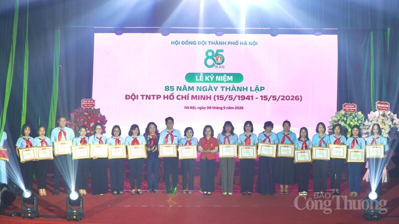 Hơn 120 giáo viên làm Tổng phụ trách Đội tiêu biểu cũng được biểu dương, ghi nhận vì những đóng góp trong công tác Đội và phong trào thiếu nhi Thủ đô.
