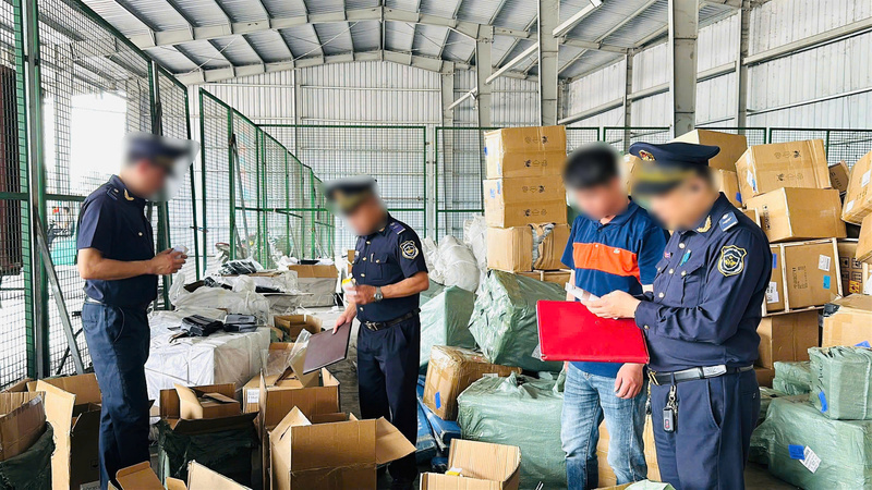 Lực lượng chức năng kiểm tra lô hàng có dấu hiệu xâm phạm quyền sở hữu trí tuệ. Ảnh: Cục Hải quan