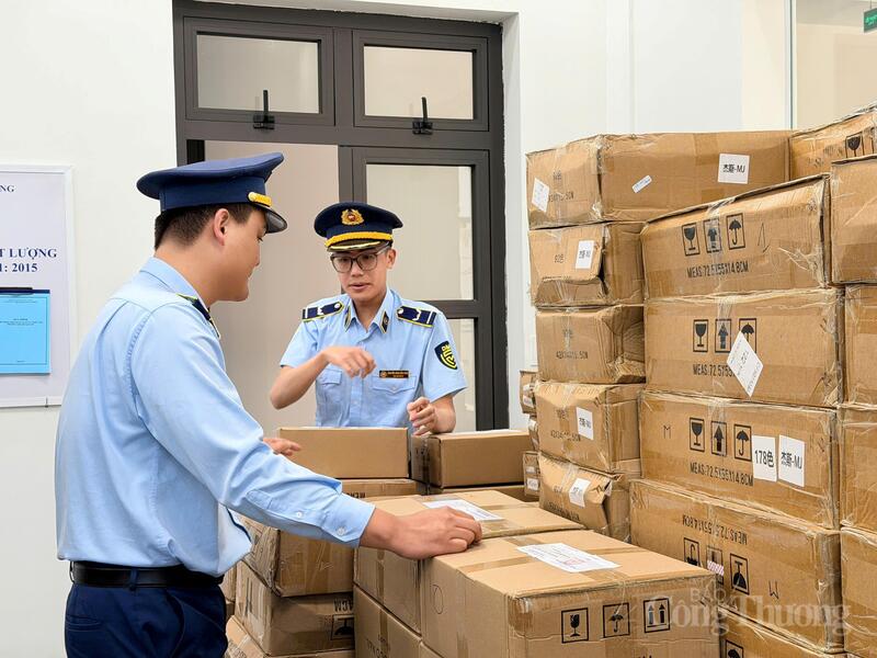 Quản lý thị trường kiểm kê hàng hoá vi phạm bị tạm giữ. Ảnh: Lê Sơn