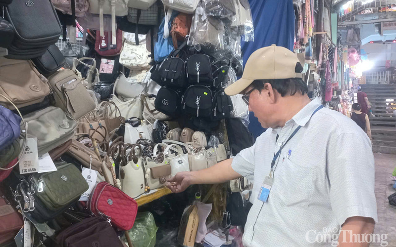 Đại diện Ban Quản lý chợ Đông Ba nhắc nhở tiêu thương niêm yết giá và bán hàng phải rõ nguồn gốc xuất xứ