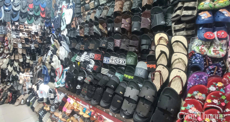 Giày dép có dấu hiệu giả nhãn hiệu, xâm phạm quyền sở hữu trí tuệ được bày bán tràn lan tại các quầy hàng trong chợ