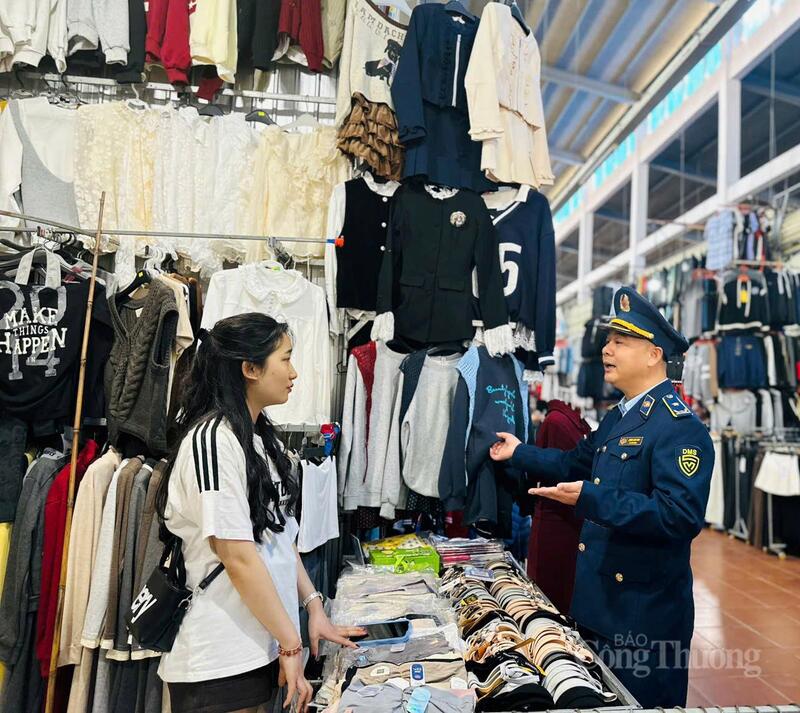 Lực lượng QLTT kiểm tra hàng hóa tại chợ truyền thống. Ảnh: QLTT Hà Tĩnh