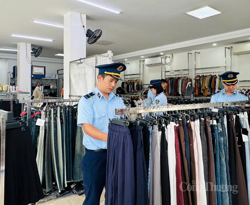 Các mặt hàng bị làm giả, làm nhái nhiều nhất thường tập trung vào nhóm hàng thời trang (quần áo, giày dép, túi xách), mỹ phẩm, thực phẩm chức năng và đồ gia dụng. Ảnh: QLTT Hà Tĩnh
