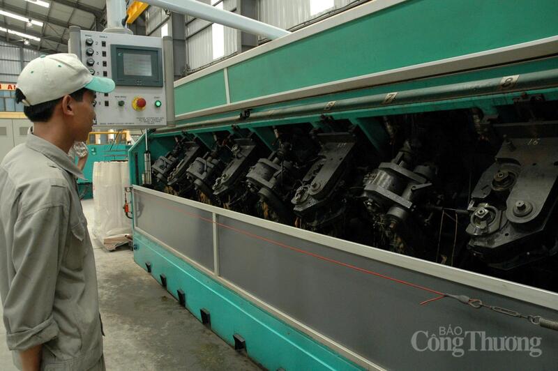 Hoạt động khuyến công hỗ trợ doanh nghiệp công nghiệp nông thôn đầu tư máy móc phục vụ sản xuất. Ảnh: Cấn Dũng