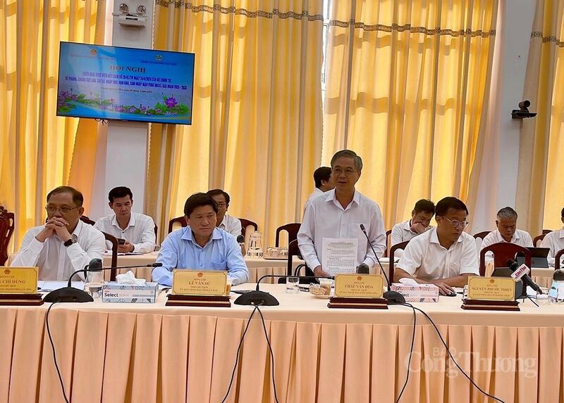 Ông Châu Văn Hòa - Phó Chủ tịch UBND  tỉnh Vĩnh Long nêu ý kiến tham luận tại hội nghị.