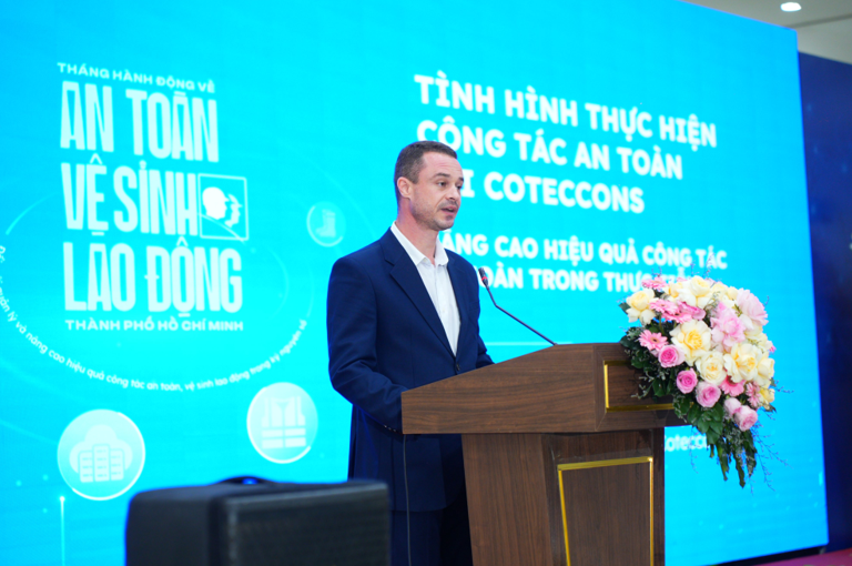 Ông Kostyantyn Mykhaylyk, Giám đốc Sức khỏe, An toàn và Môi trường Coteccons chia sẻ kinh nghiệm ứng dụng công nghệ vào thực thi an toàn tại Coteccons trong lễ ra mắt. Ảnh: Duy Lộc