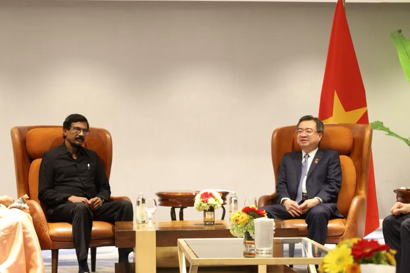 Đồng chí Nguyễn Thanh Nghị, Trưởng Ban Chính sách, chiến lược Trung ương và đồng chí Tổng Bí thư Đảng Mặt trận Giải phóng Nhân dân Sri Lanka Tilvin Silva. Ảnh: TTXVN