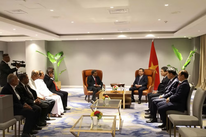Đồng chí Nguyễn Thanh Nghị, Trưởng Ban Chính sách, chiến lược Trung ương  tiếp đoàn đại biểu Đảng Cộng sản Sri Lanka và Hội Đoàn kết Sri Lanka-Việt Nam. Ảnh: TTXVN