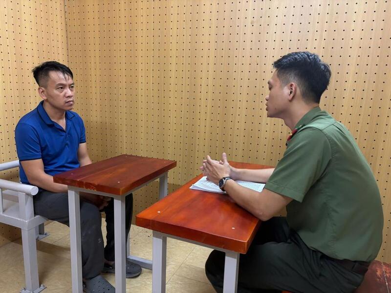 Công an làm việc với Nguyễn Hoàng Tuấn - kẻ giữ vai trò cầm đầu, điều hành toàn hệ thống. Ảnh: Công an Hà Tĩnh
