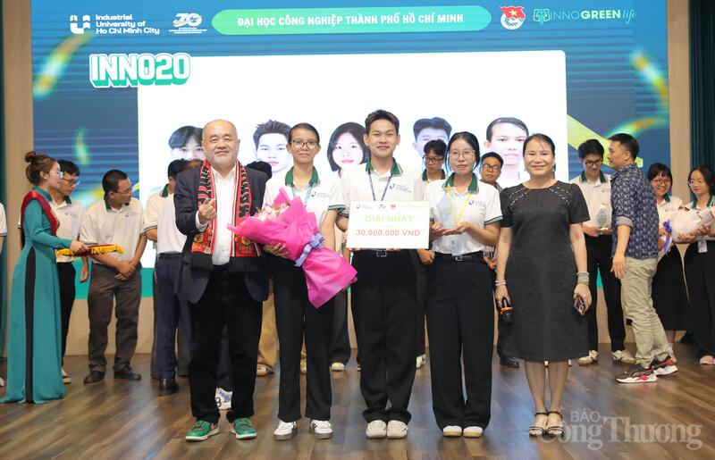 PGS.TS Đàm Sao Mai - Phó Hiệu trưởng IUH, trao giải Nhất cho Dự án "Netgins - Gừng sưởi ấm sinh kế xanh”.