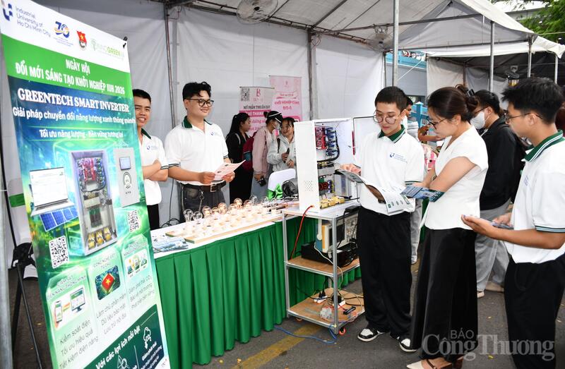 Đại biểu tham quan các gian hàng tại "Ngày hội Đổi mới sáng tạo khởi nghiệp IUH năm 2026".