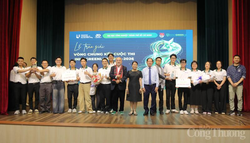 Ban Tổ chức trao giải Nhì cho dự án: “GreenTech Smart Inverter" - bộ nghịch lưu 3 pha hòa lưới thông minh tích hợp IoT và “Man-up snack - Sự khởi đầu của những lớp vỏ”.