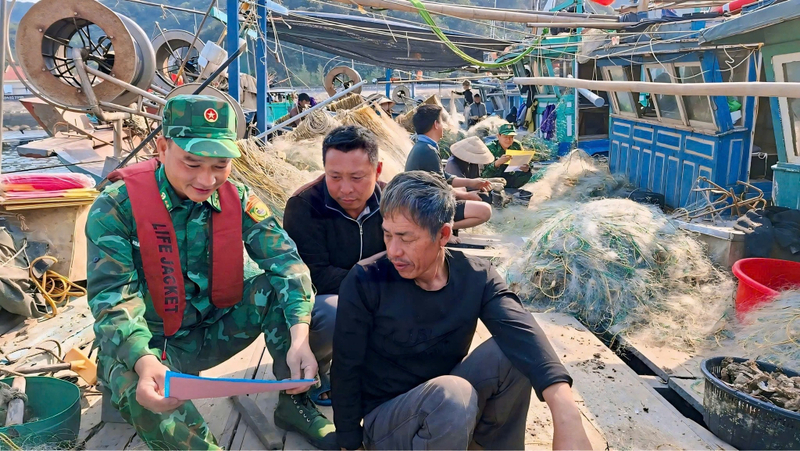 Cán bộ, chiến sĩ tuyên truyền các chính sách đến người dân tại đặc khu Cô Tô. Ảnh: QN