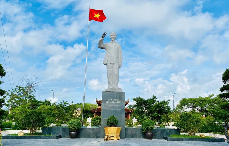 Quảng trường khu lưu niệm Chủ tịch Hồ Chí Minh trên đặc khu Cô Tô. Ảnh: QN