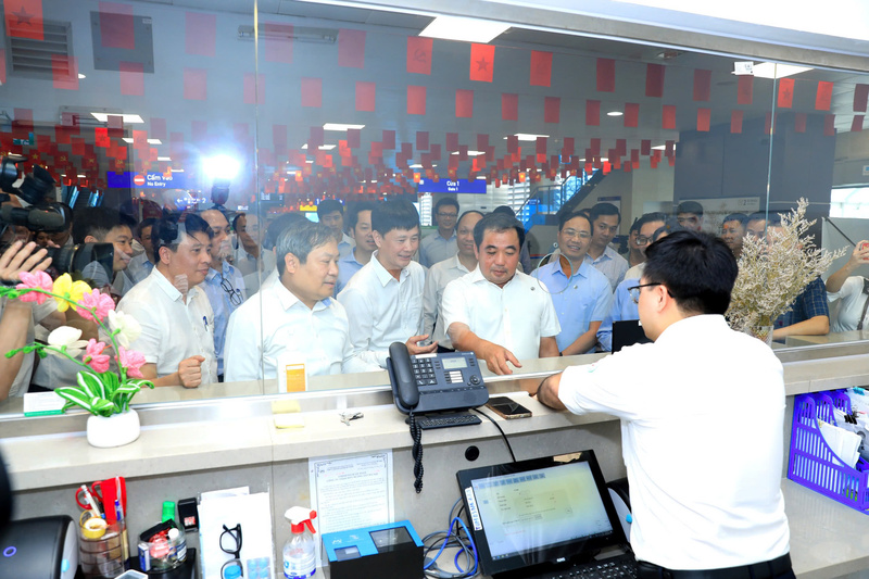Bí thư Thành ủy Hà Nội Trần Đức Thắng cùng đoàn công tác của TP. Hà Nội trực tiếp trải nghiệm hệ thống kiểm soát vé điện tử tuyến đường sắt đô thị số 3.1 đoạn trên cao (Nhổn - Cầu Giấy). Ảnh: Lê Hải