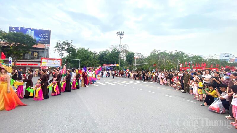 Đông đảo nhân dân và du khách tham gia sự kiện.
