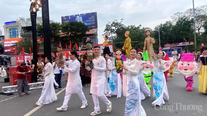 Các nghệ sĩ tham gia diễu hành tại khai mạc Liên hoan Múa rối Hải Phòng mở rộng lần thứ IV năm 2026.
