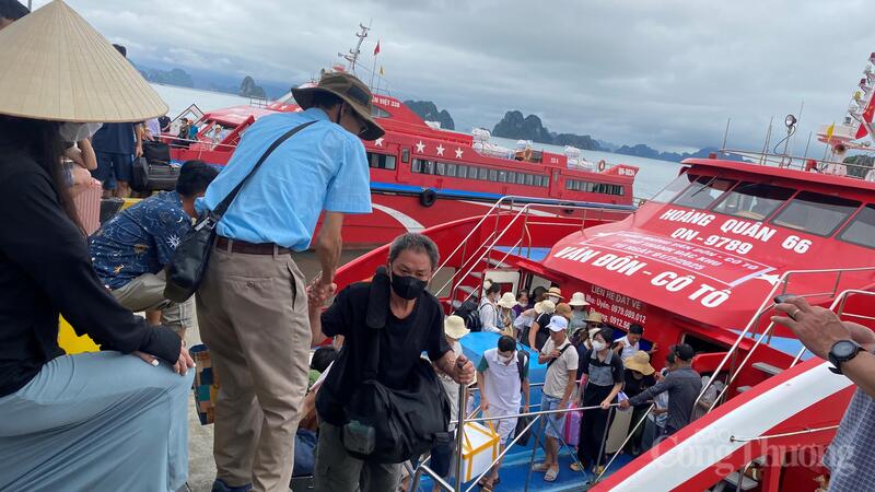 Du khách tham quan đặc khu Cô Tô, tỉnh Quảng Ninh.