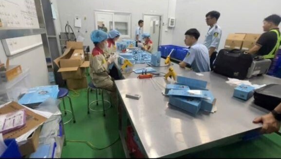 Lực lượng chức năng tỉnh Hưng Yên khám xét Công ty Cổ phần Detech Konnai. Ảnh: Công an tỉnh Hưng Yên