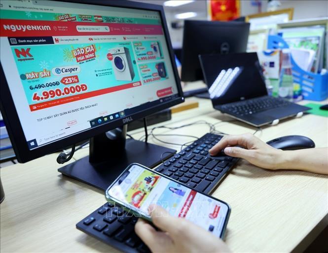Việt Nam hiện được đánh giá là một trong những thị trường thương mại điện tử năng động. Ảnh: TTXVN