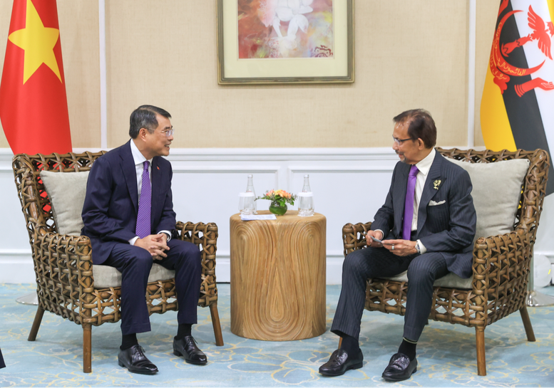 Thủ tướng Chính phủ Lê Minh Hưng tiếp xúc song phương với Quốc vương Brunei Haji Hassanal Bolkiah - Ảnh: VGP/Nhật Bắc