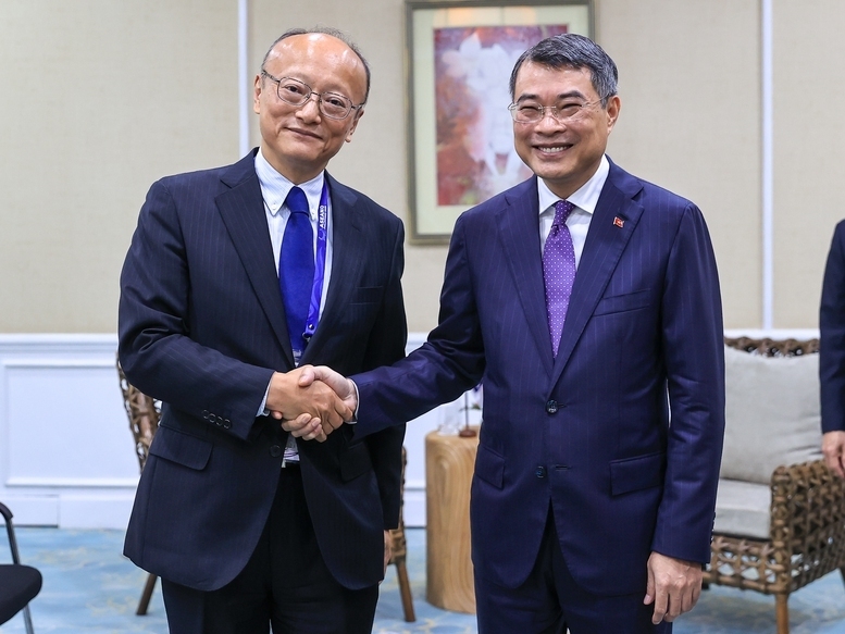 Thủ tướng Chính phủ Lê Minh Hưng tiếp xúc song phương với Chủ tịch Ngân hàng Phát triển Châu Á (ADB) Masato Kanda - Ảnh: VGP/Nhật Bắc
