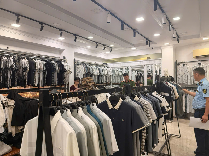 Cục Quản lý và Phát triển thị trường trong nước kiểm tra Hộ kinh doanh Phan Thị Hiền (Ảnh: Quyên Lưu)