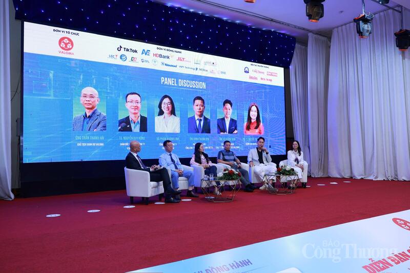 Phiên tham luận thứ hai tại VALOMA LOGTECH FORUM 2026 tập trung thảo luận các giải pháp ứng dụng AI trong vận hành logistics, quản trị dữ liệu và tối ưu chuỗi cung ứng. Ảnh: Quỳnh Trang