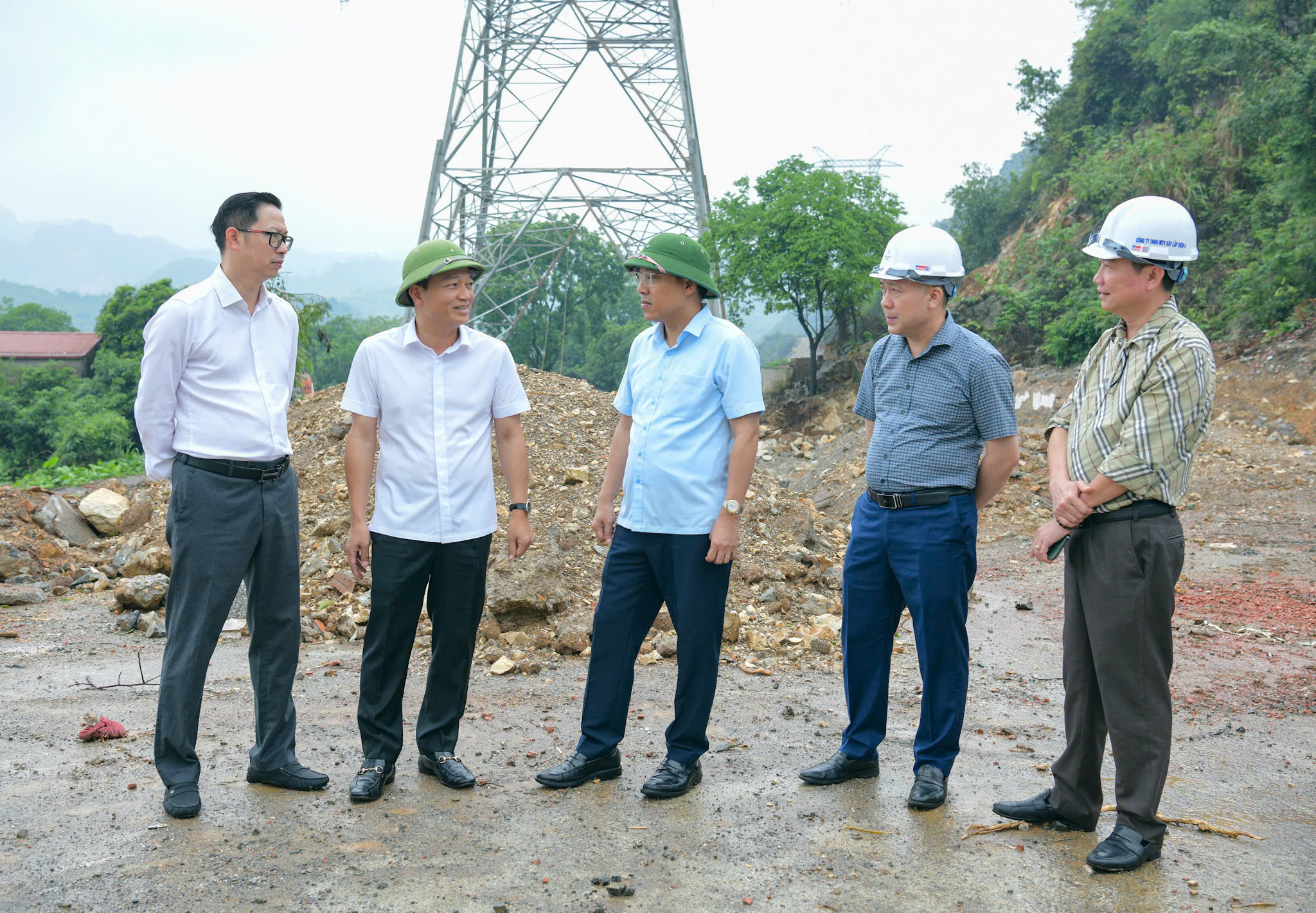 Đoàn kiểm tra Dự án Đường dây 500kV Nho Quan - Phủ Lý - Thường Tín tại phường Lý Thường Kiệt.