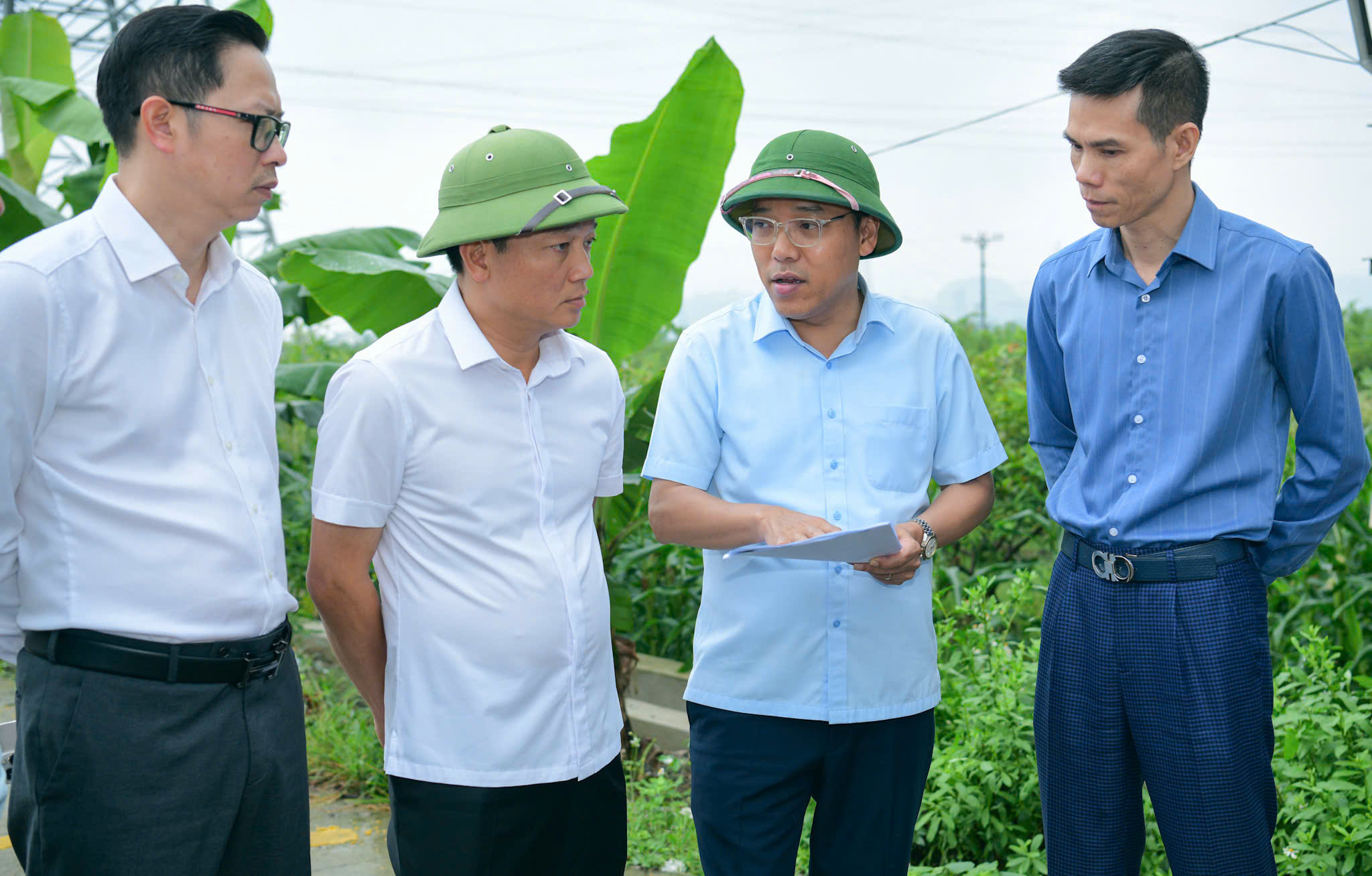 Đoàn kiểm tra Dự án pin lưu trữ tập trung BESS 2 tại khu vực cạnh Trạm biến áp 500kV Nho Quan trên địa bàn xã Nho Quan.