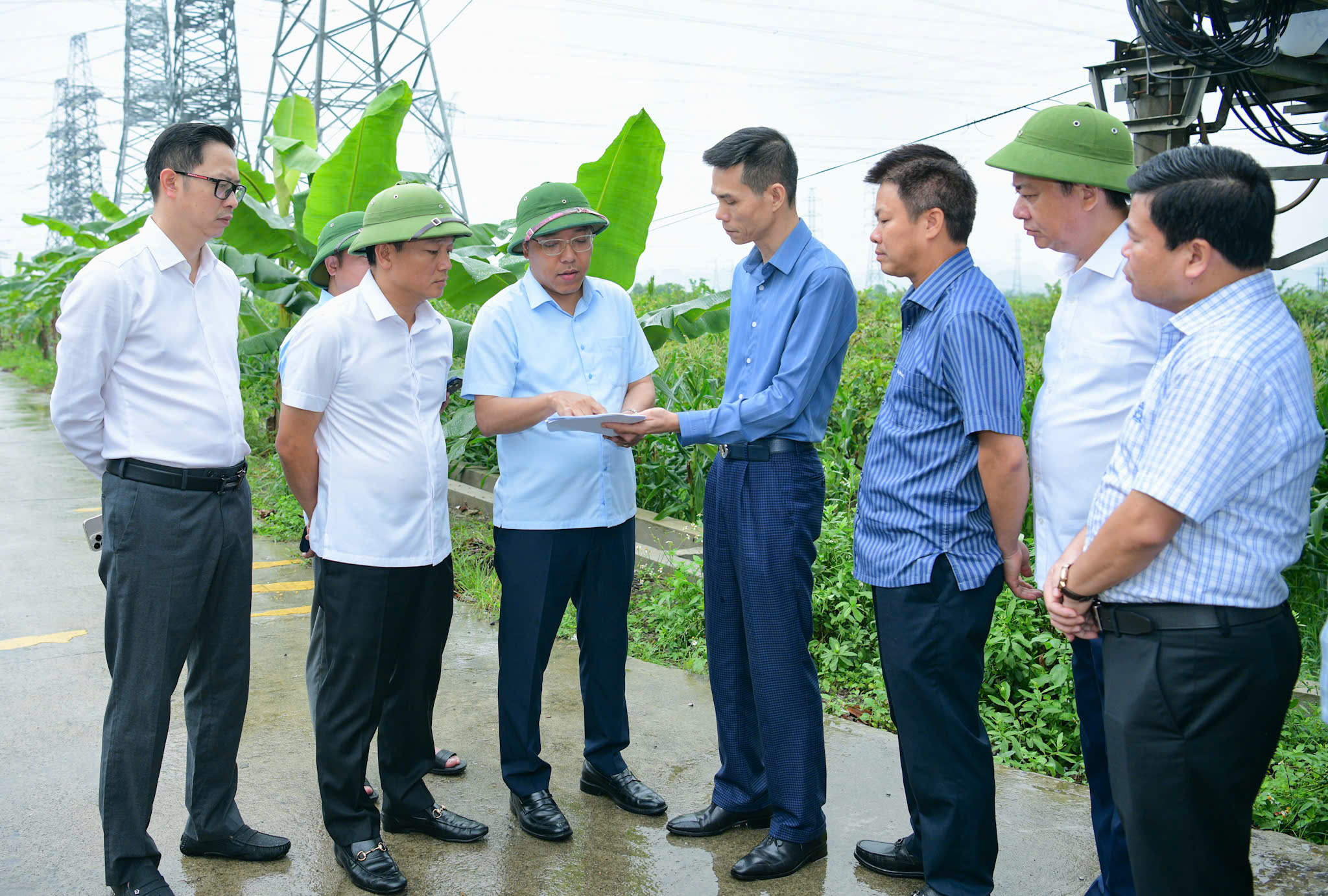 Đoàn kiểm tra Dự án pin lưu trữ tập trung BESS 2 tại Khu vực cạnh Trạm biến áp 500kV Nho Quan trên địa bàn xã Nho Quan.