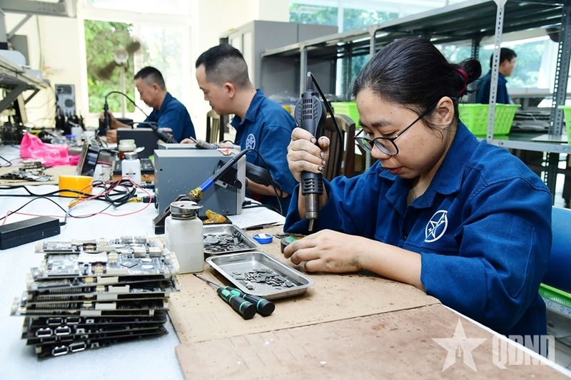 Nhiều sáng kiến cải tiến kỹ thuật được ứng dụng hiệu quả, góp phần nâng cao độ ổn định, khả năng cơ động và bảo mật của hệ thống thông tin quân sự. Ảnh: QĐND