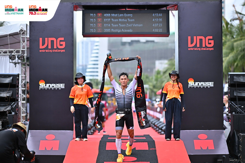 Nhà cựu vô địch bơi SEA Games Lâm Quang Nhật về nhì chung cuộc và nhất nhóm tuổi 25-29 IRONMAN 70.3 Việt Nam với 4 giờ 13 phút 44 giây. Ảnh: Diễm Phúc