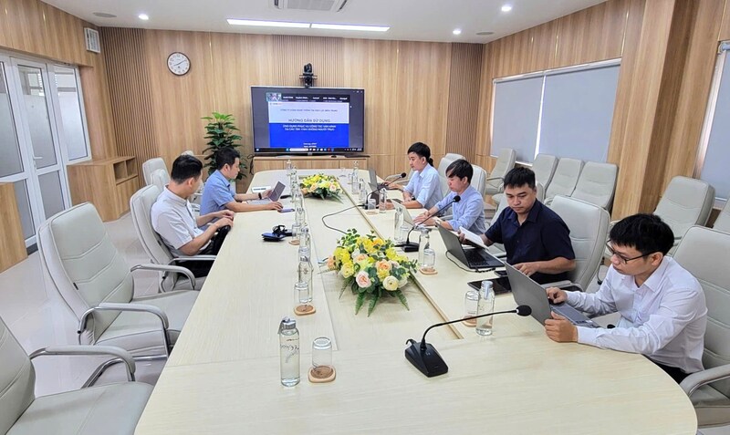 CPCIT phối hợp cùng PC Đà Nẵng tổ chức các buổi hướng dẫn sử dụng, cài đặt sử dụng ứng dụng hỗ trợ vận hành TBA110kV không người trực để sẵn sàng triển khai thực địa. Ảnh: Châu Việt
