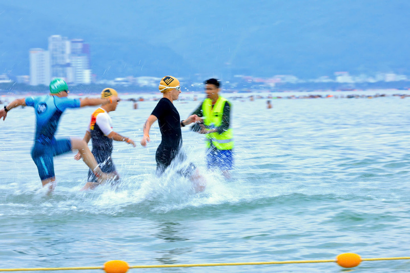 Các vận động viên tham gia Giải VNG IRONMAN 70.3 Đà Nẵng 2026 bắt đầu xuất phát lúc 5 giờ 45 phút và phải thực hiện phần thi 3 môn phối hợp với cự ly: 1,9km bơi, 90km đạp xe, 21km chạy bộ. Ảnh: Diễm Phúc
