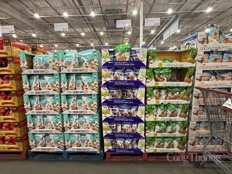 Sản phẩm bánh dừa nướng của Công ty Mỹ Phương Foods trên kệ hàng của Costco Australia