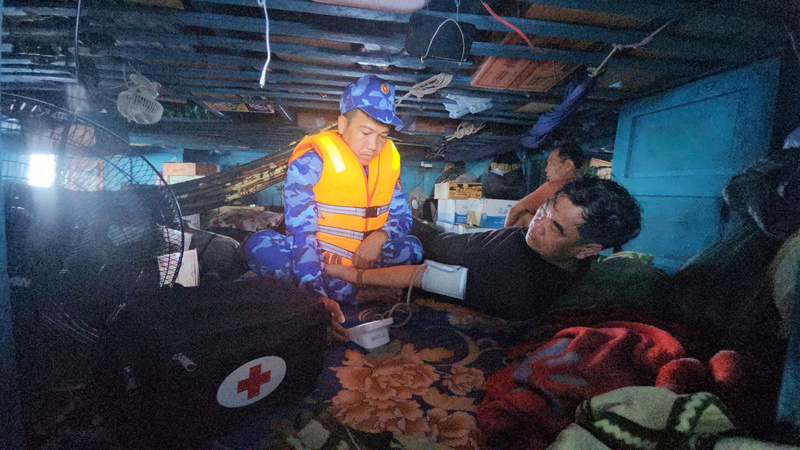 Quân y trên tàu 314 chăm sóc thuyền viên trên tàu cá bị nạn. Ảnh: Nam Trung