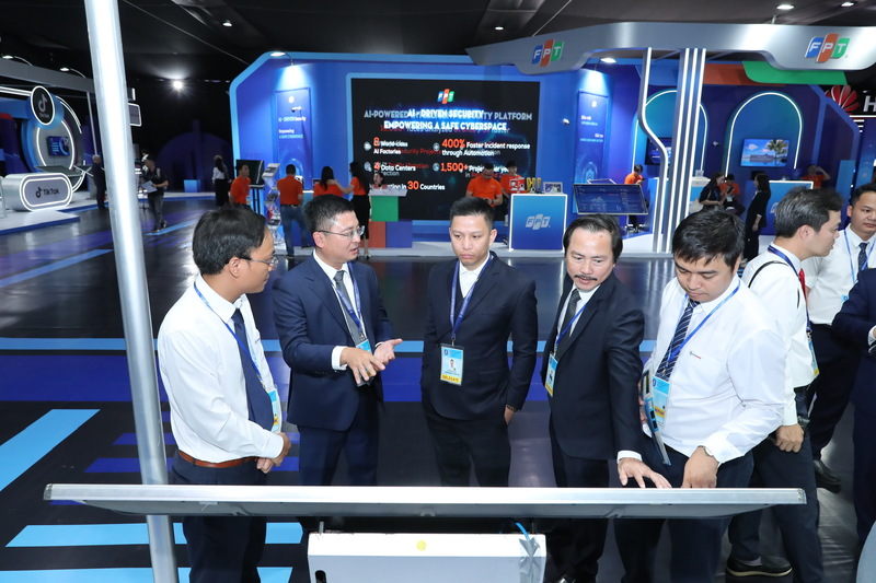 CPCIT giới thiệu với lãnh đạo EVN và Cục An ninh bộ CA A05 về ứng dụng Khai thác dữ liệu SCADA hỗ trợ nhân viên vận hành TBA không người trực. Ảnh: Bình An